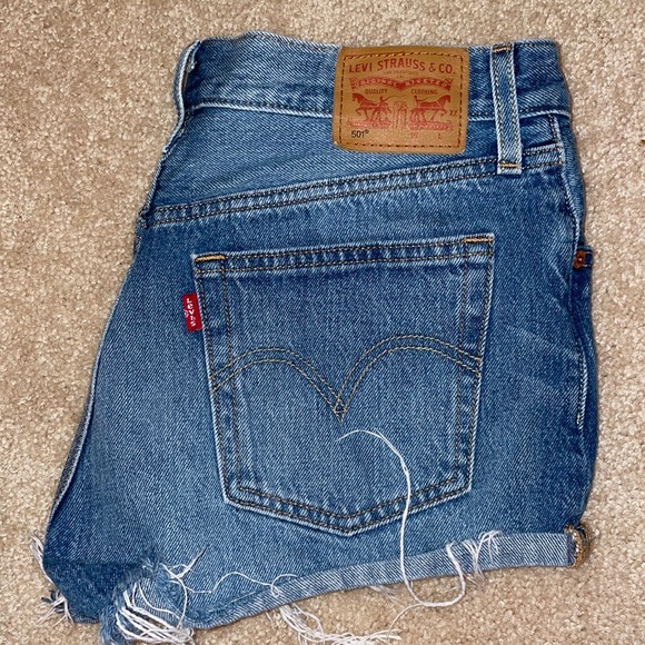 Levi’s 501 Shorts - Picture 2 of 3